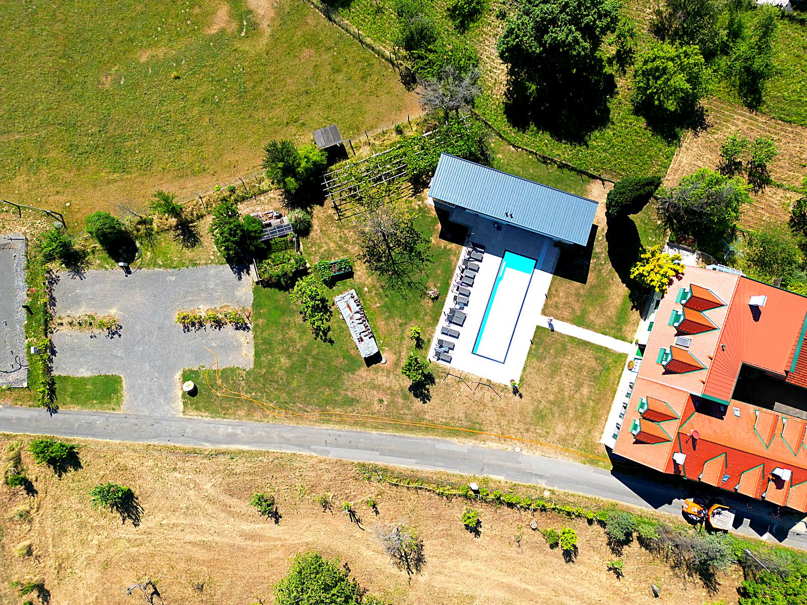 Luftbild der vier Wohnmobil-Stellplätze im Landhaus dasThomas mit Pool im Südburgenland